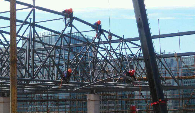 太原论网架装配施工中搭设脚手架应当留神的事故